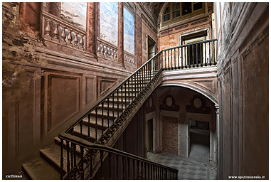 Fotografia delle scale del palazzo dei Conti Morra