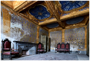 Soffitto dorato del palazzo d'oro