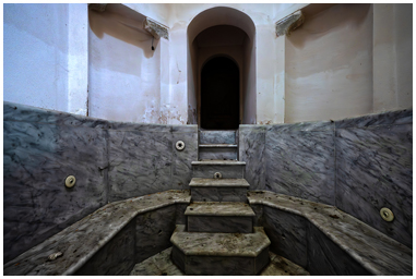 Vasca di marmo nelle terme abbandonate