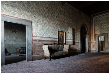 Divano nella villa delle suore