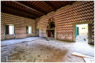 Fotografia di caminetto nel salone di Villa Veneri in Toscana