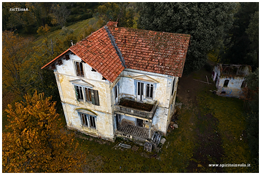 Fotografia con drone della Villa spogliata chiamata Villa Alice