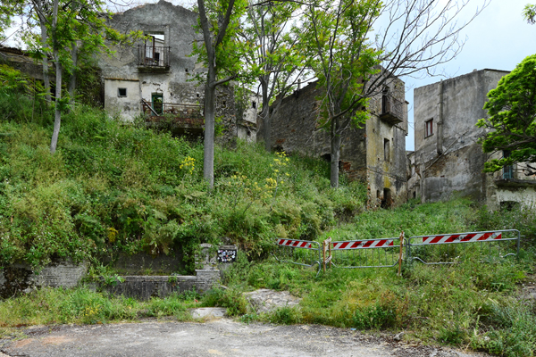 Case nel paese abbandonato di Alianello vecchio