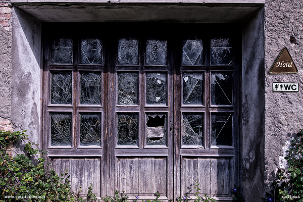 Entrata della cascina dell'antiquario