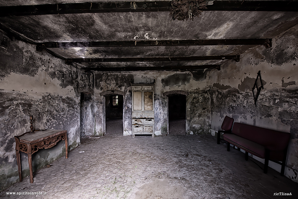 Vecchi mobili nella cascina dell'antiquario