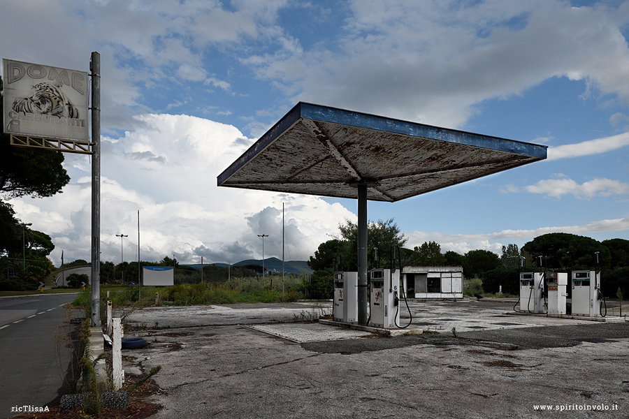 Distributore di benzina abbandonato in Toscana