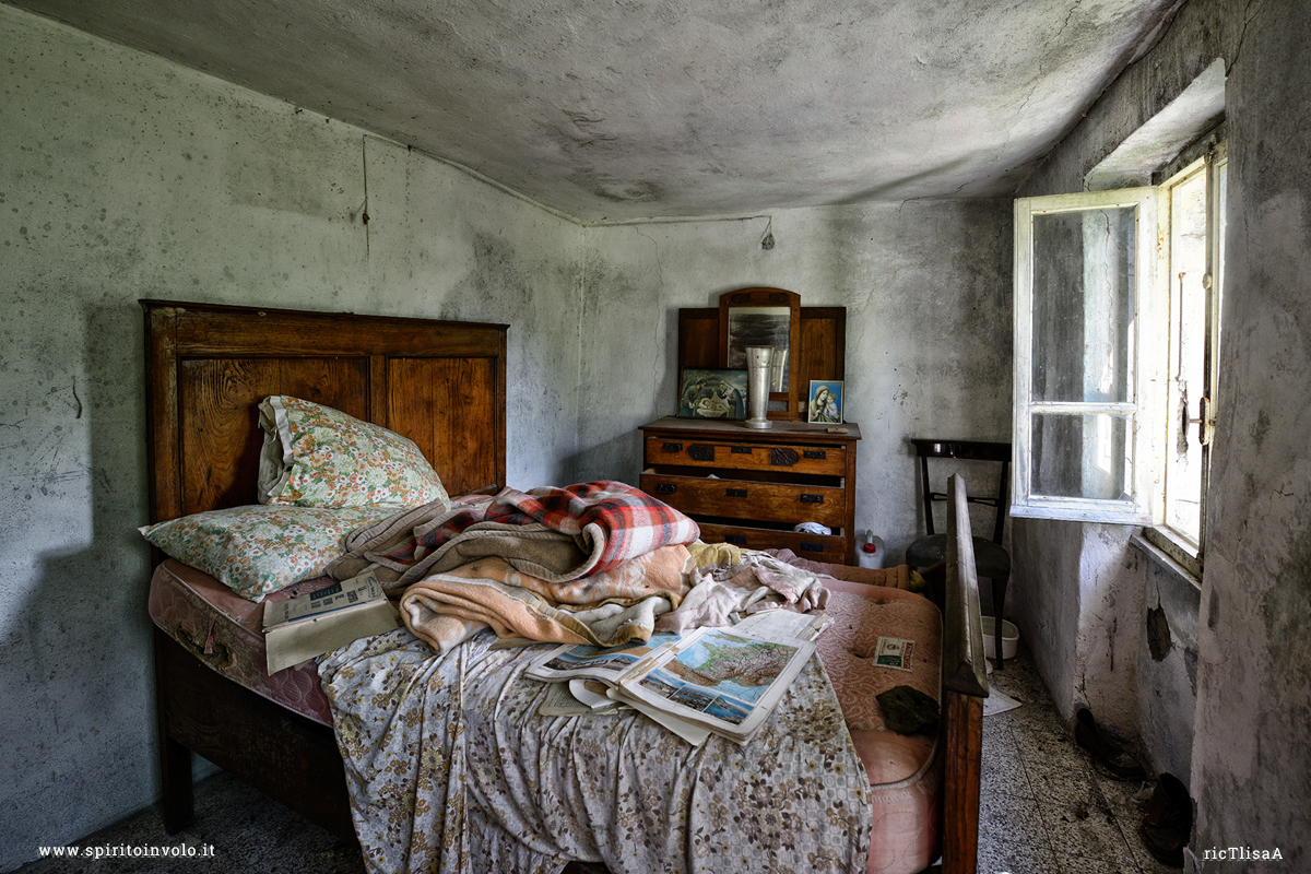 Foto di camera da letto nel Borgo Filettino in Liguria