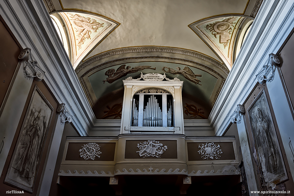 Organo nella chiesa del borgo sul poggio