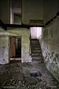 Foto di stanza con scale a Bugnano