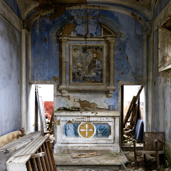 Altare e affreschi nella cappella blu