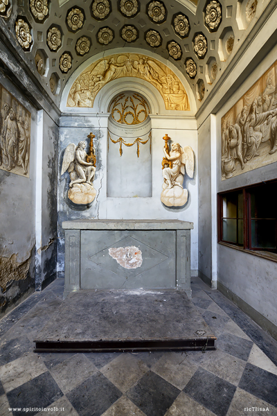 Altare e affreschi nella cappella di Monna