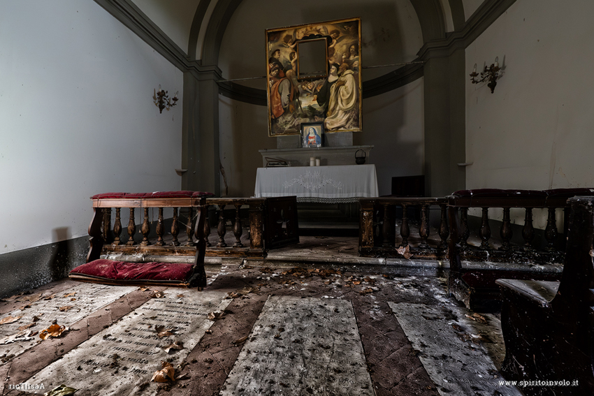 Dipinto sacro dentro la cappella nel parco