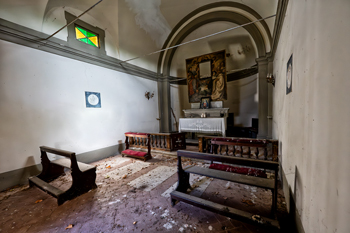 Interno della cappella nel parco