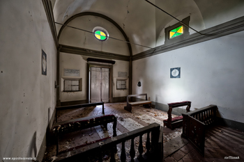 La porta della cappella nel parco