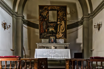 Altare dentro la cappella nel parco