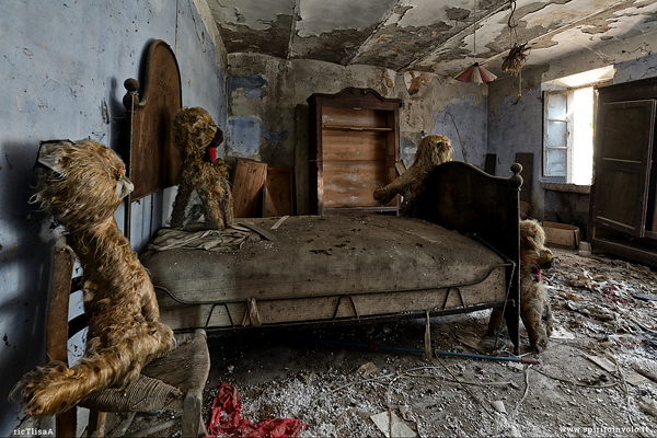 Camera da letto con cani di peluche