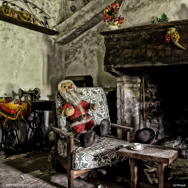 Babbo Natale davanti al caminetto attende che qualcuno passi a trovarlo