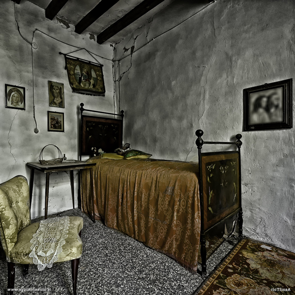 Camera da letto singola nella casa abbandonata di Babbo Natale