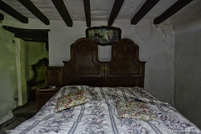 Letto matrimoniale nella casa abbandonata di Babbo Natale