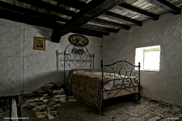 Letto in ferro battuto nella casa abbandonata di Babbo Natale