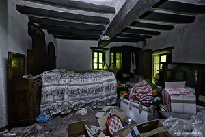 Camera grande piena di scatole nella casa abbandonata di Babbo Natale