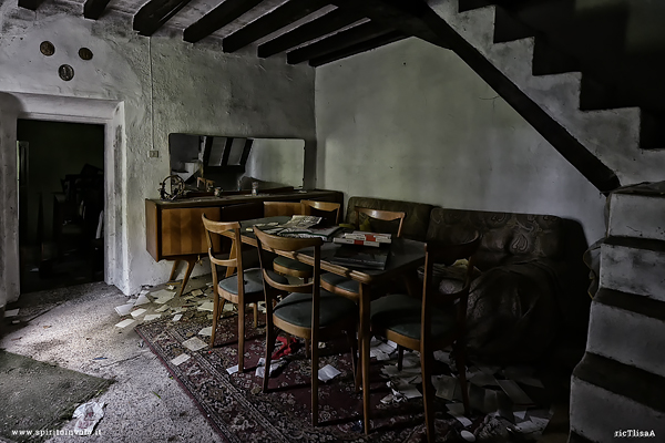 Sala da pranzo nella casa abbandonata di Babbo Natale