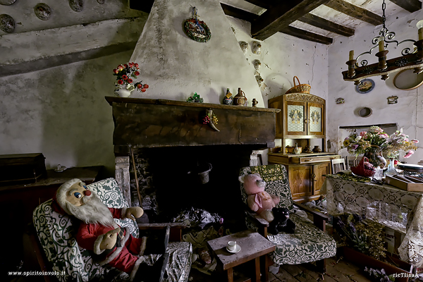Pupazzo di Babbo Natale attende che qualcuno passi a trovarlo