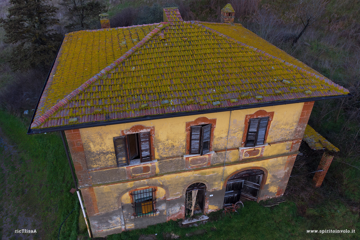 Fotografia dal drone della Casa Gialla abbandonata in Toscana