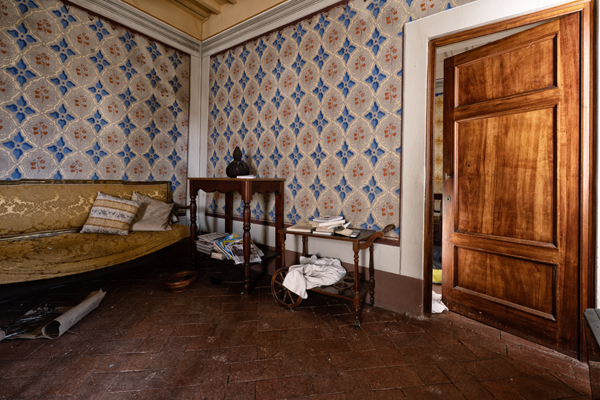 Divano nella casa nel bosco