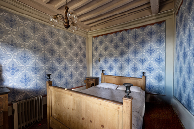 Letto matrimoniale della casa nel bosco