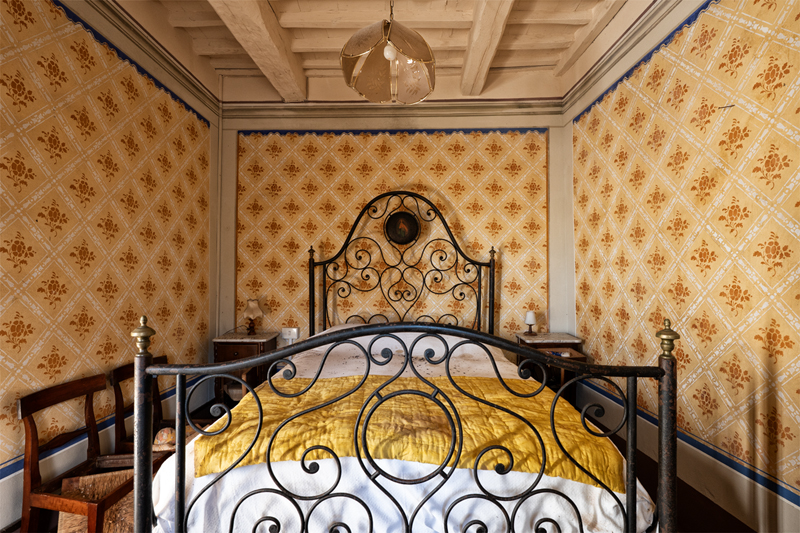 Letto nella camera gialla della casa nel bosco