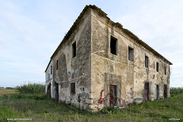 Vista di angolo della casa sulla rotatoria