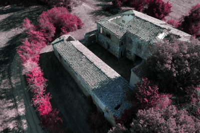 Luce infrarossa illumina il casale visto dal drone