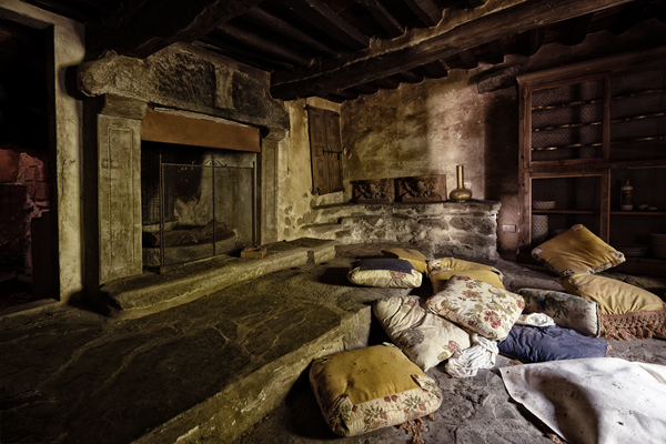 Salone con cuscini nel casolare abbandonato