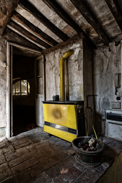 Stufa a carbone nel casolare abbandonato