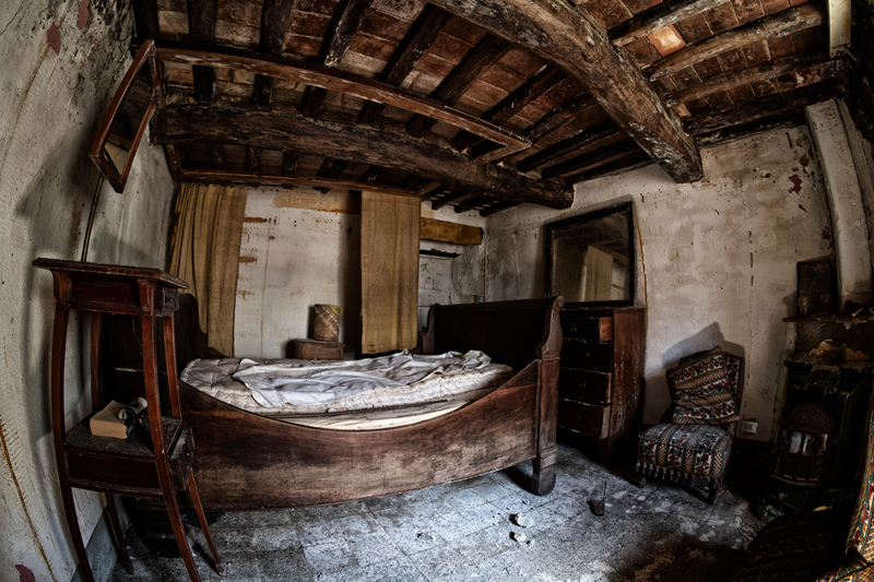 Letto matrimoniale nel casolare abbandonato