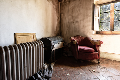 Poltrona rossa nel casolare abbandonato
