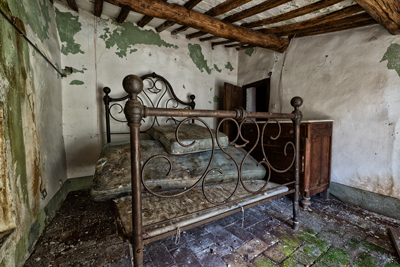Letto in ferro battuto nel casolare abbandonato