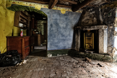 Sala con caminetto nel casolare abbandonato
