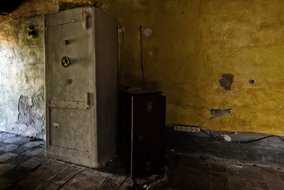 Grossa cassaforte nel casolare abbandonato