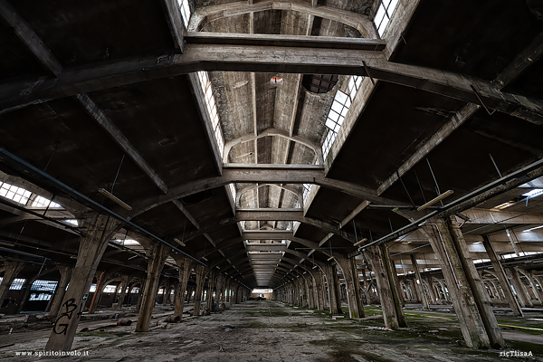 Soffitto del capannone della fabbrica di ceramica Vaccari