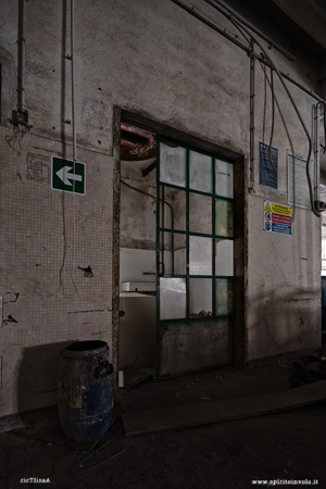 Porta con vetri nella fabbrica di ceramica Vaccari