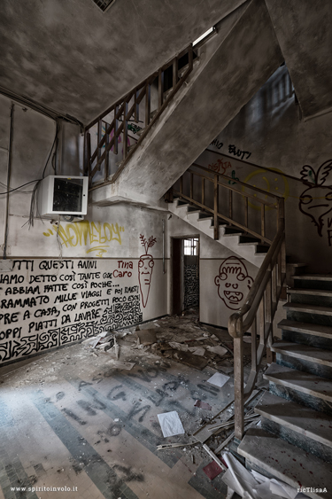 Rampe di scale dentro la fabbrica di ceramica Vaccari