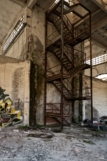 Scala in ferro in un capannone della fabbrica di ceramica Vaccari