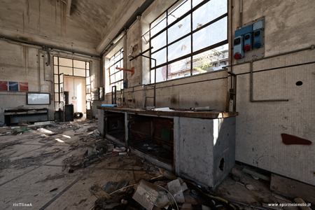 Officina nella fabbrica di ceramica Vaccari