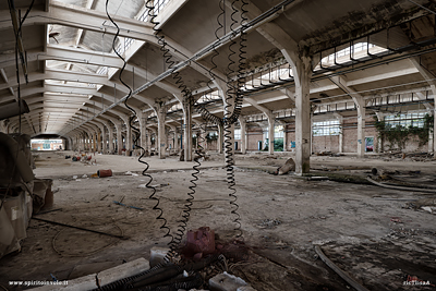 Capannone abbandonato nella fabbrica di ceramica Vaccari