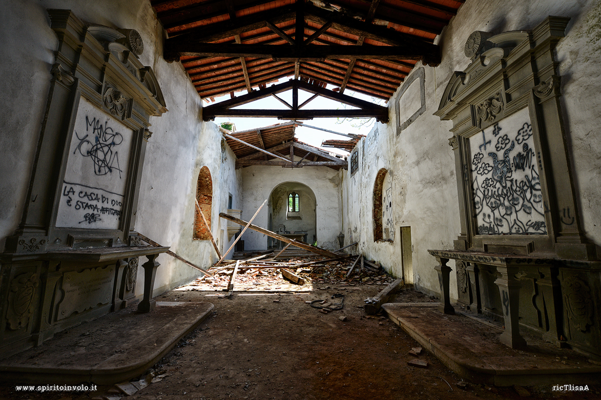 Fotografia di chiesa con tetto crollato