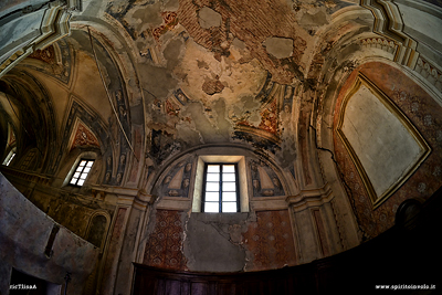 Volte e finestre della chiesa di pietra