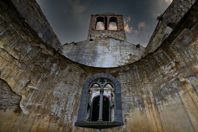 Il campanile della chiesa diroccata