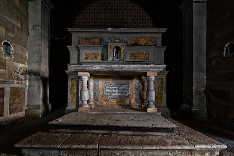 Altare nella chiesa abbandonata